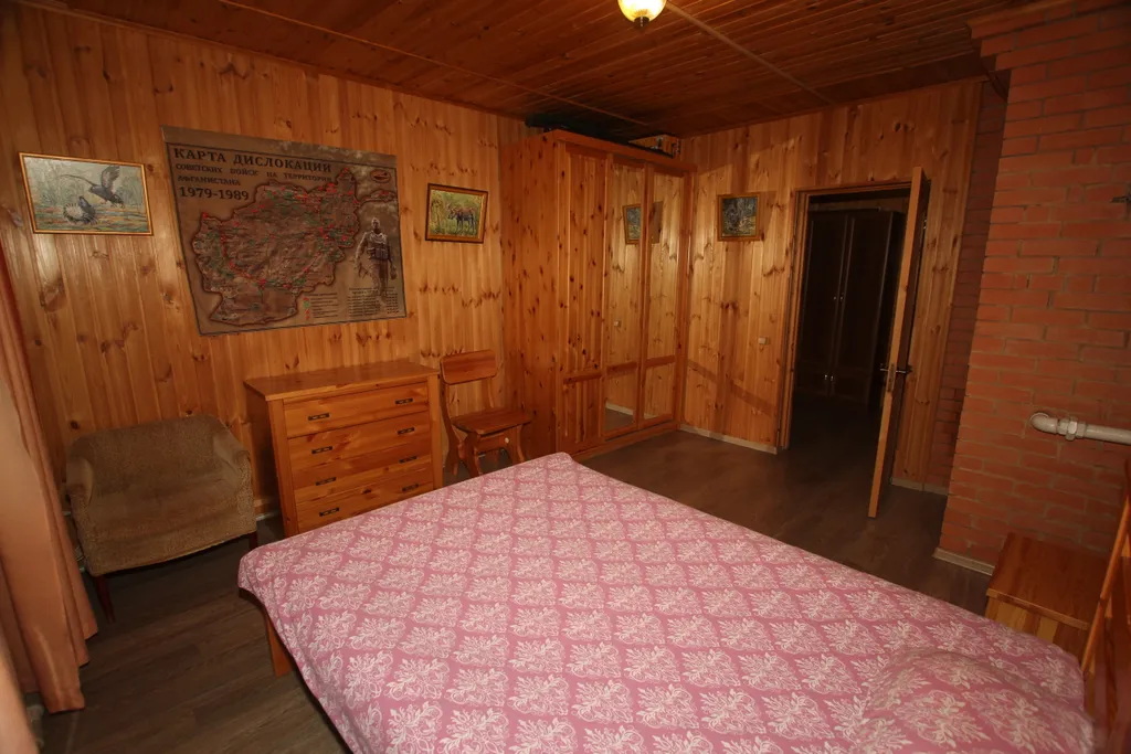 Шикарный дом находится на берегу озера, окруженный хвойным лесом