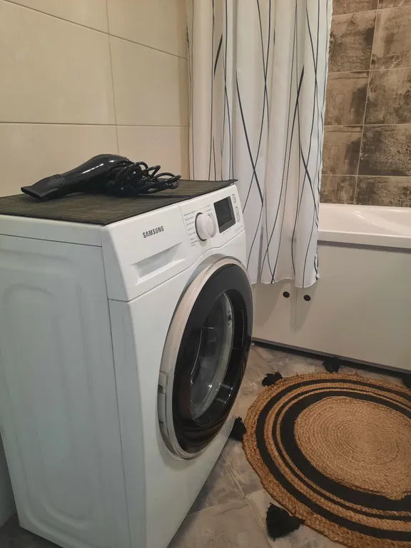 Апартаменты с современным интерьером в новом доме возле парка