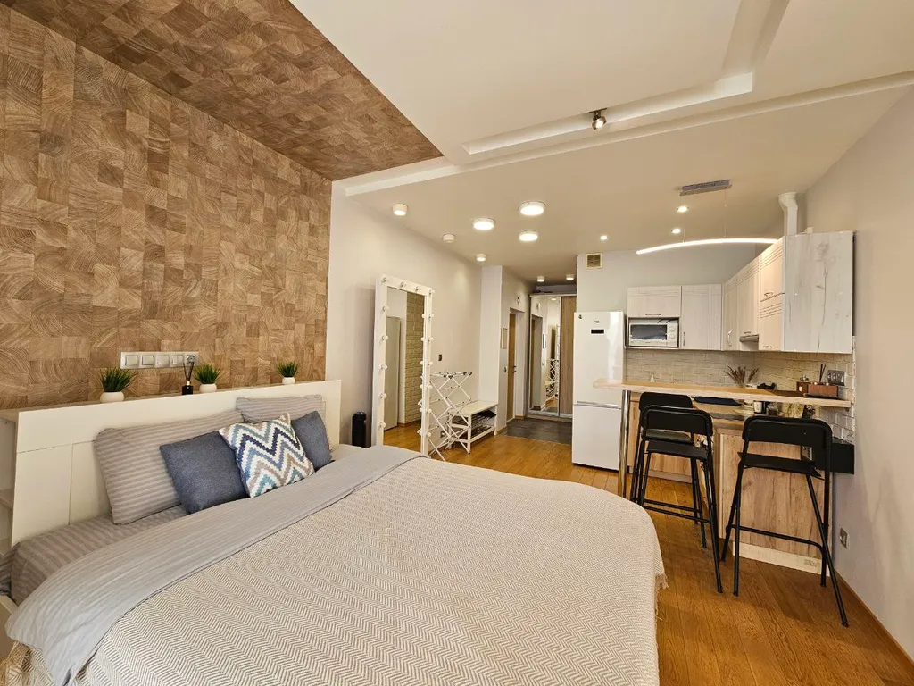 Стильная студия с панорамным окном на Борисовке White Lodging