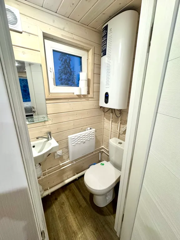 Уютный домик с панорамным окном и видом на лес