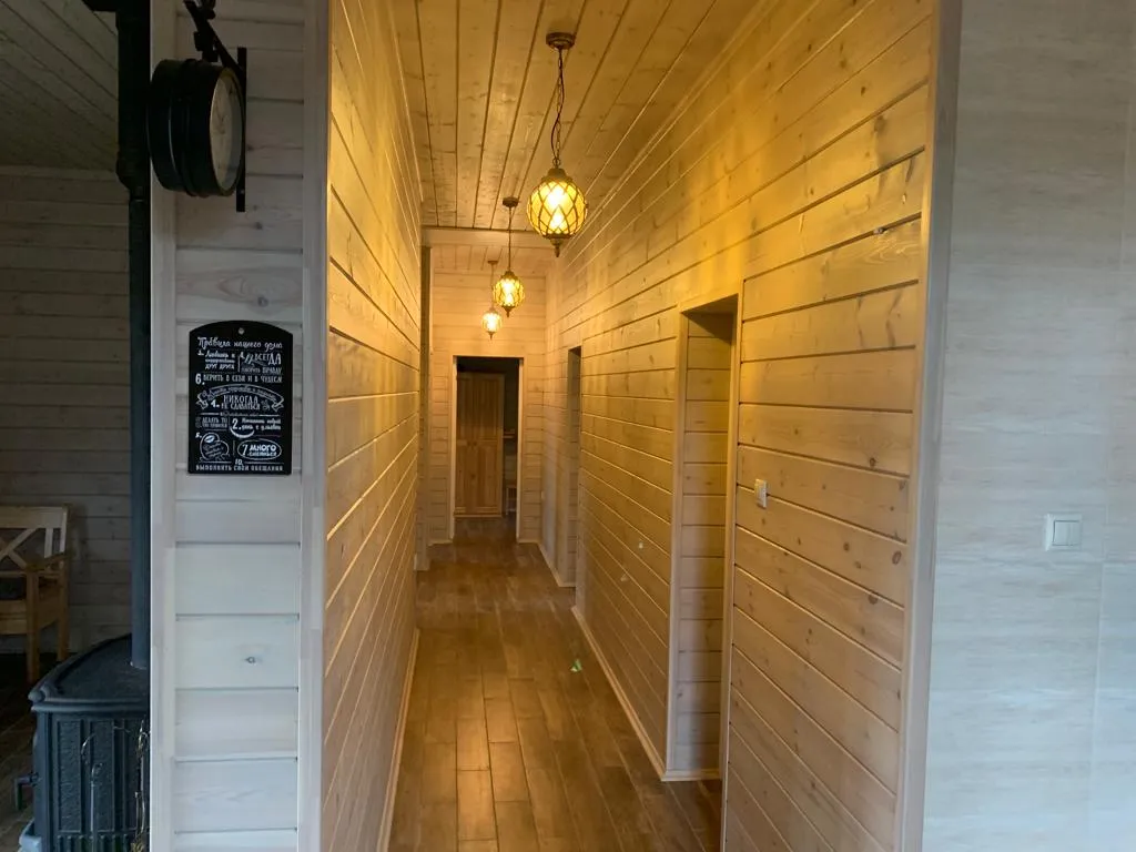 Дом с камином и панорамными окнами в сад