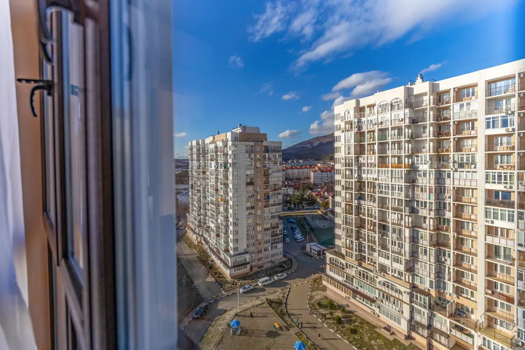 Квартира Двухкомнатная квартира класса комфорт с панорамным остеклением ветер гор — Геленджик