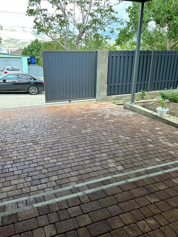 Уютный новый дом в центре города с бассейном