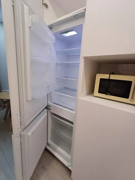 Современная студия для отдыха с видом на бассейн