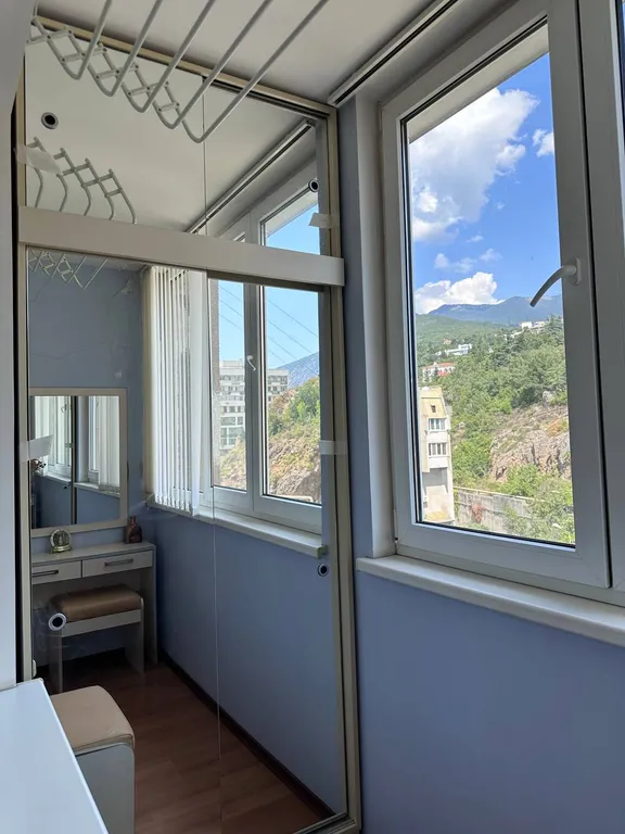 Двухкомнатная квартира с залом и видом на горы