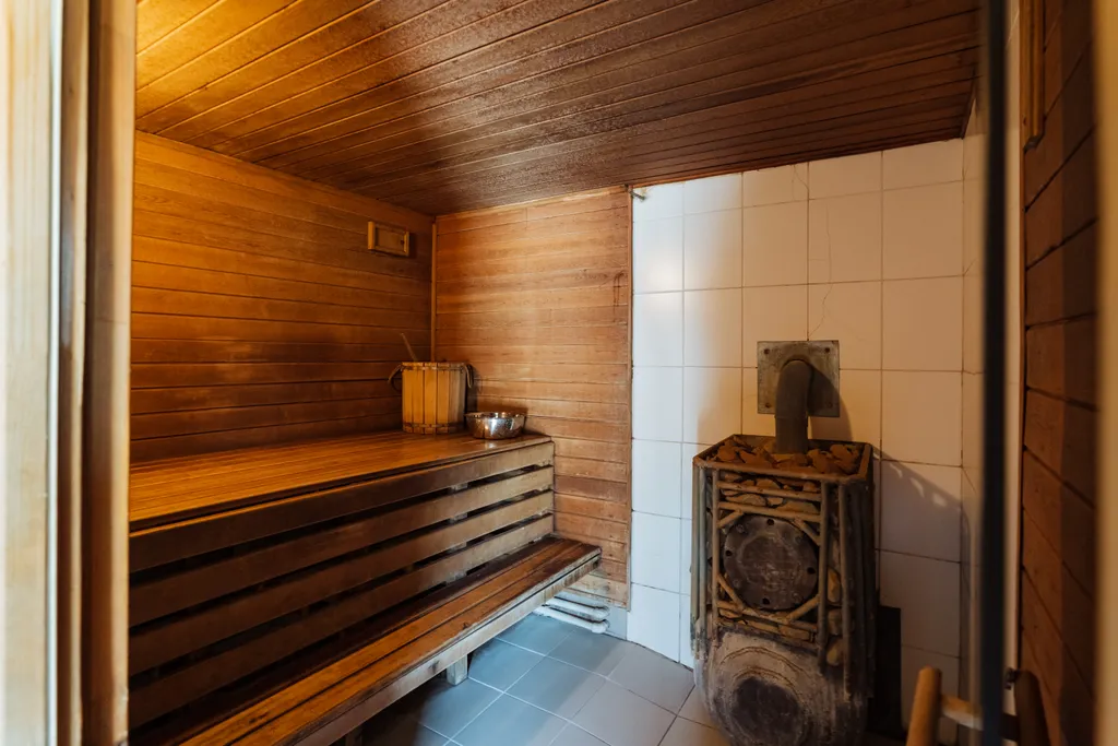 Бунгало на берегу озера в границе леса