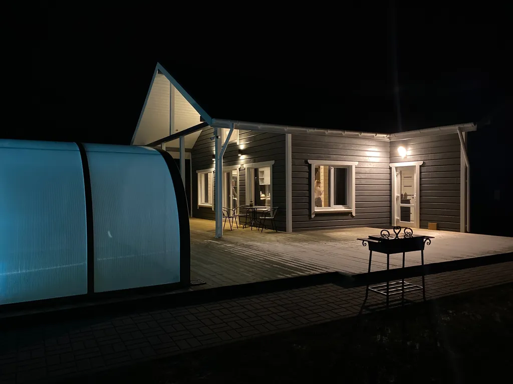 Уютный дом с бассейном на природе