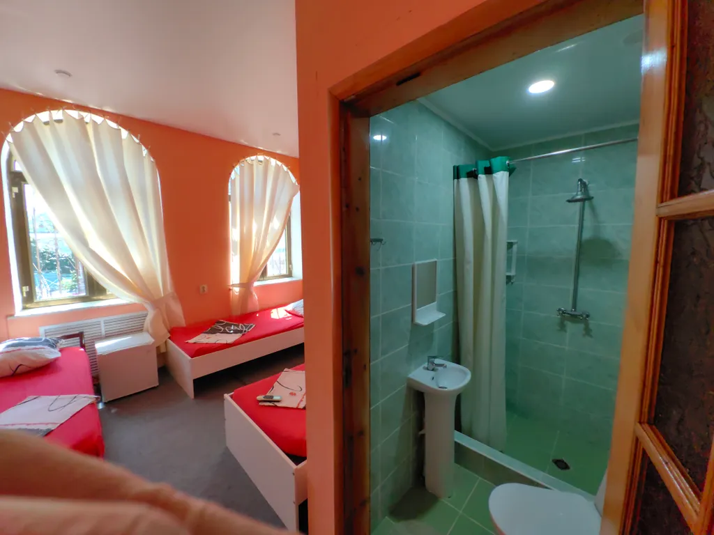 Квартира Трёхместный номер на втором этаже — аренда посуточно в Ольгинка