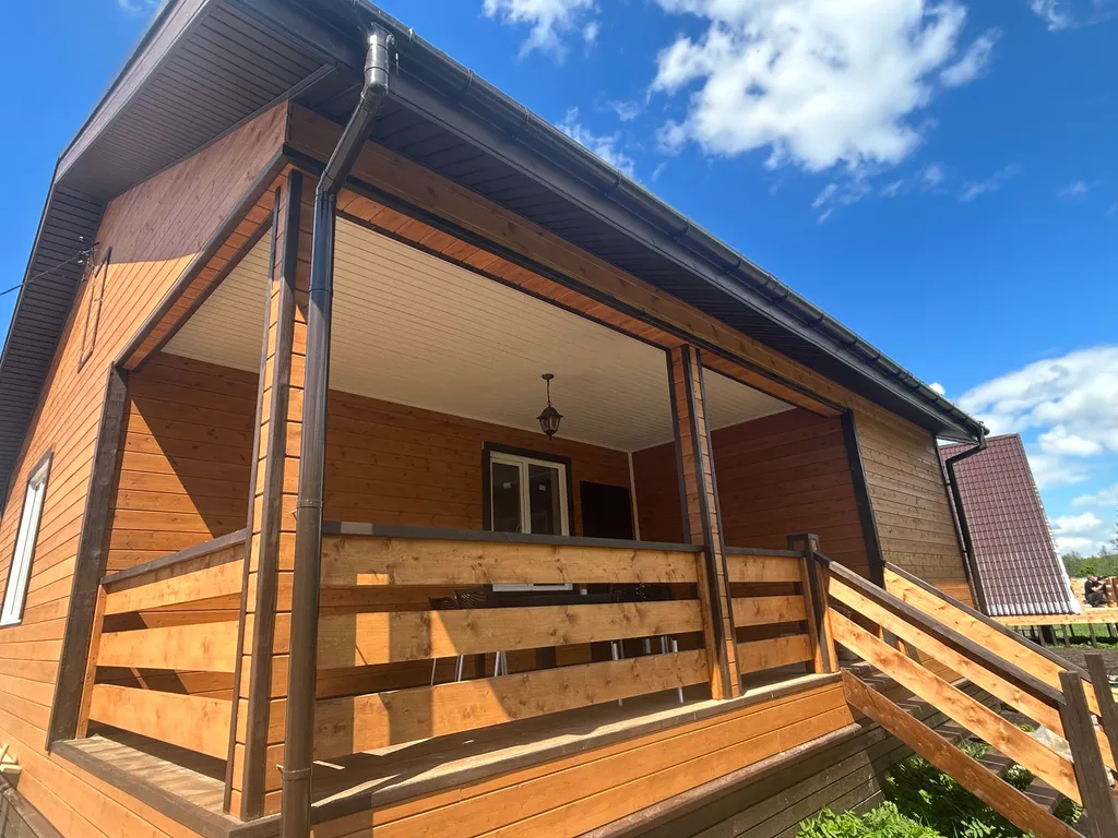 Новый загородный дом у реки с баней и бассейном