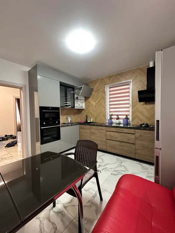 Уютный новый дом в центре города с бассейном