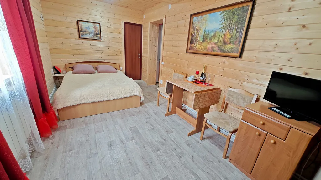 Красная студия старт с кухней и ванной комнатой