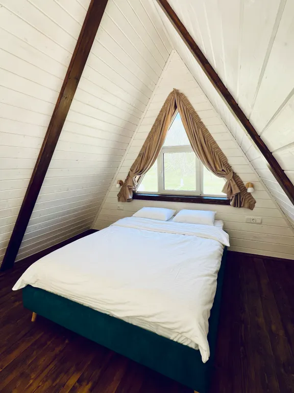 Афрейм с видом на лес рядом с горной рекой