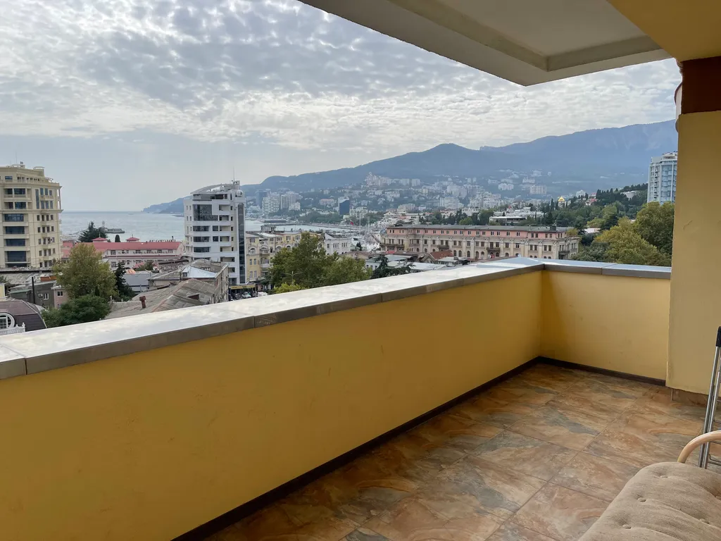 Видовая трехкомнатная квартира