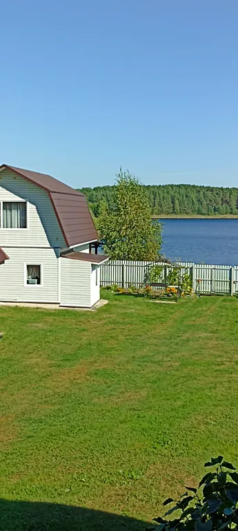 Уютный двухэтажный дом на берегу озера Селигер