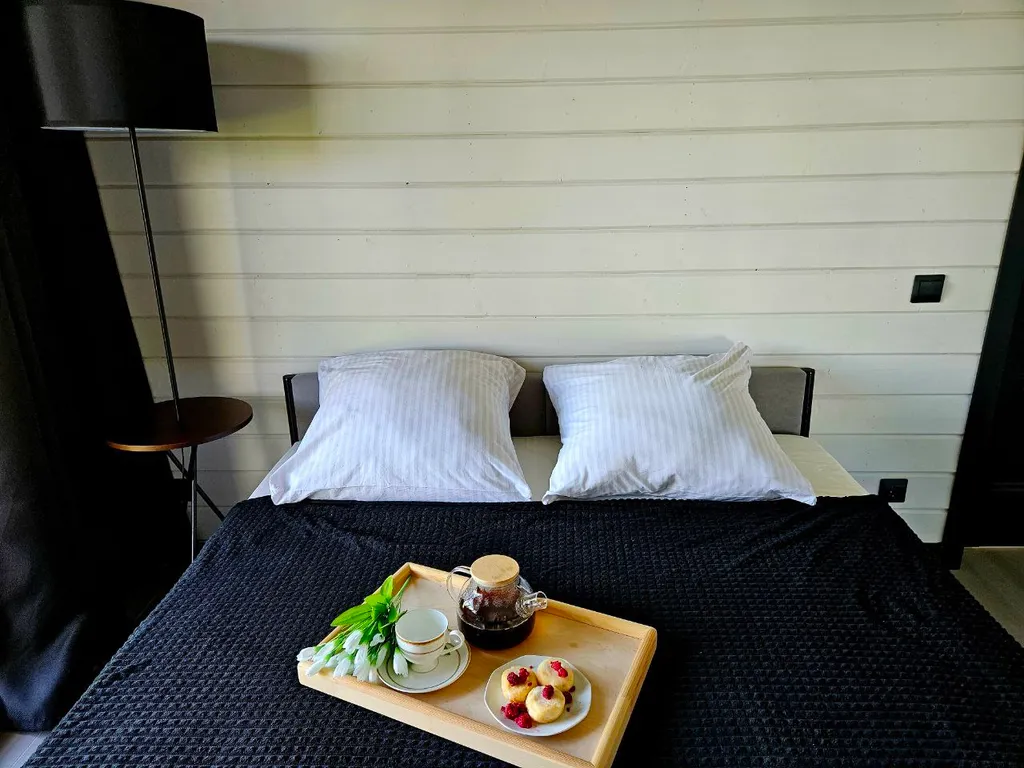 Дом с большой террасой, панорамными окнами, банным чаном и сауной