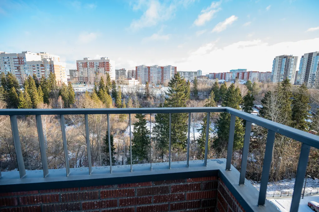 Пpосторная студия с балконом и красивым видом