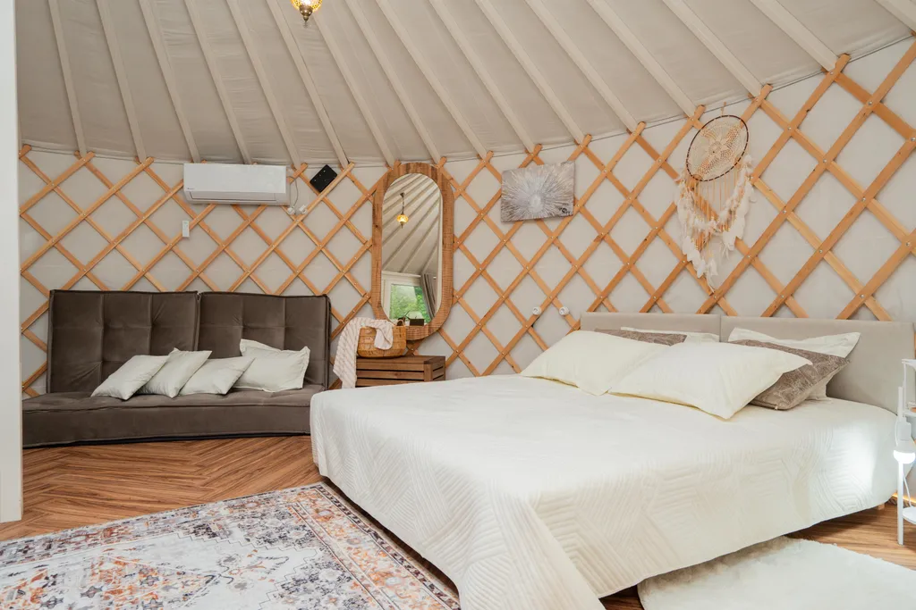 Глэмпинг с большой террасой в лесу