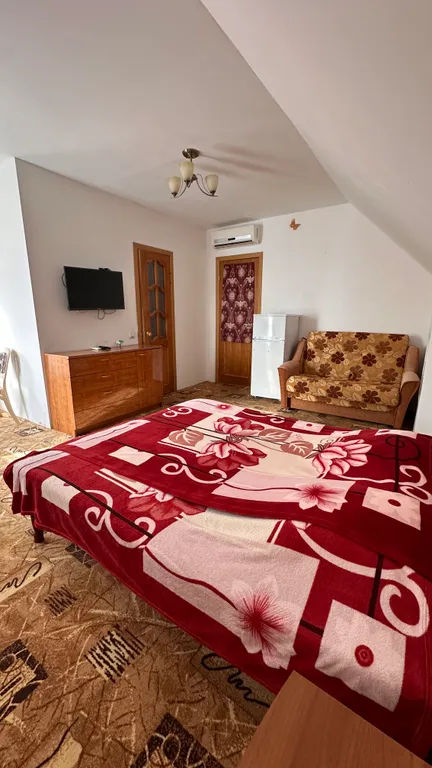 Благоустроенная комната в коттедже с балконом