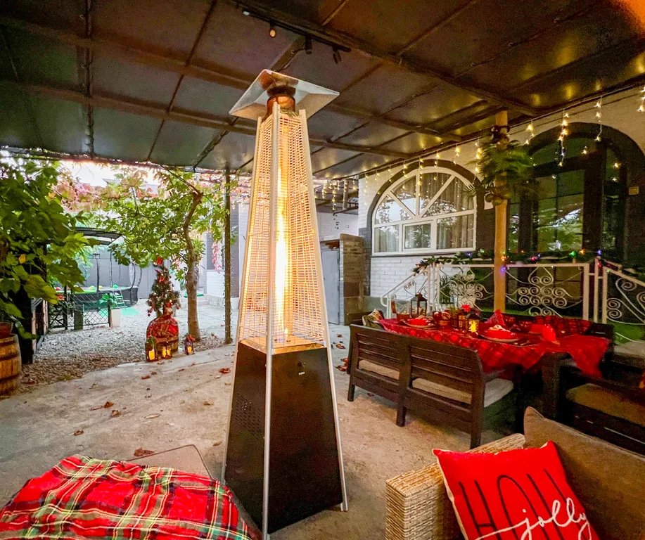 Домик коралл с бассейном в центре