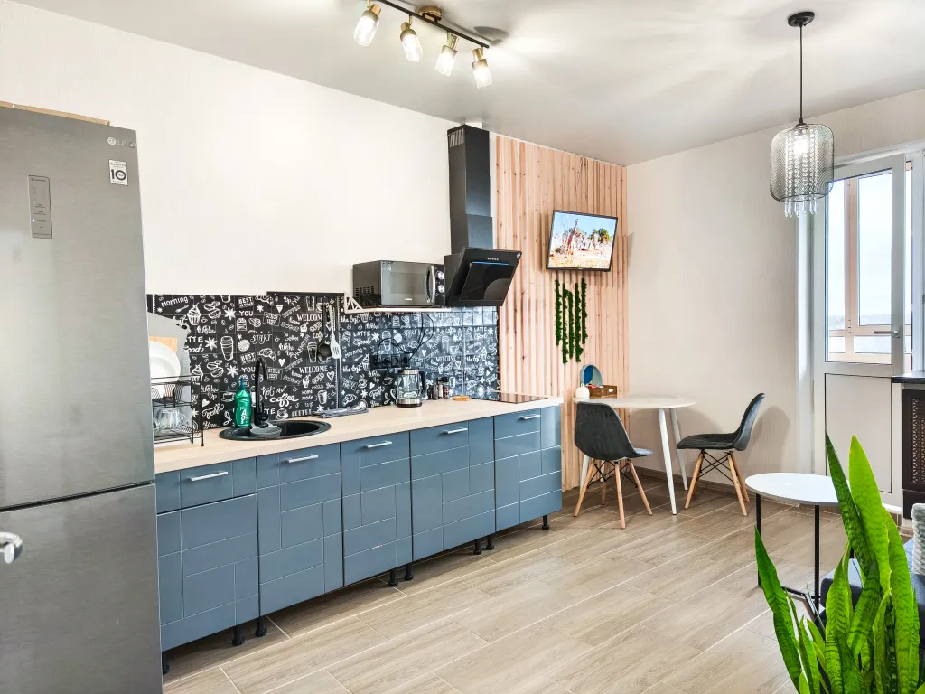 Квартира с просторной кухней-гостиной и видом на лес — аренда посуточно в Мурино