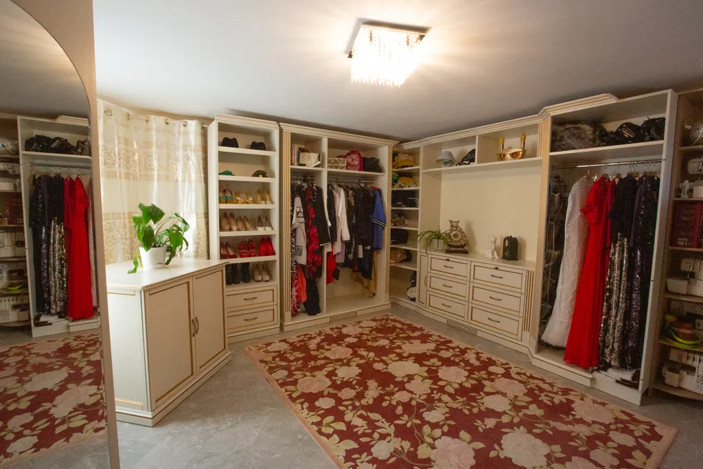 Большой трехэтажный дом