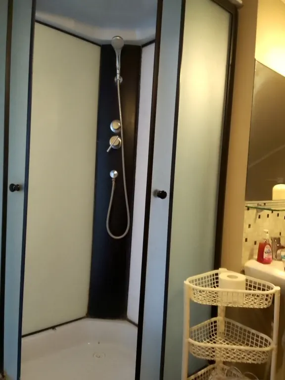 Часть дома с двором и мангалом