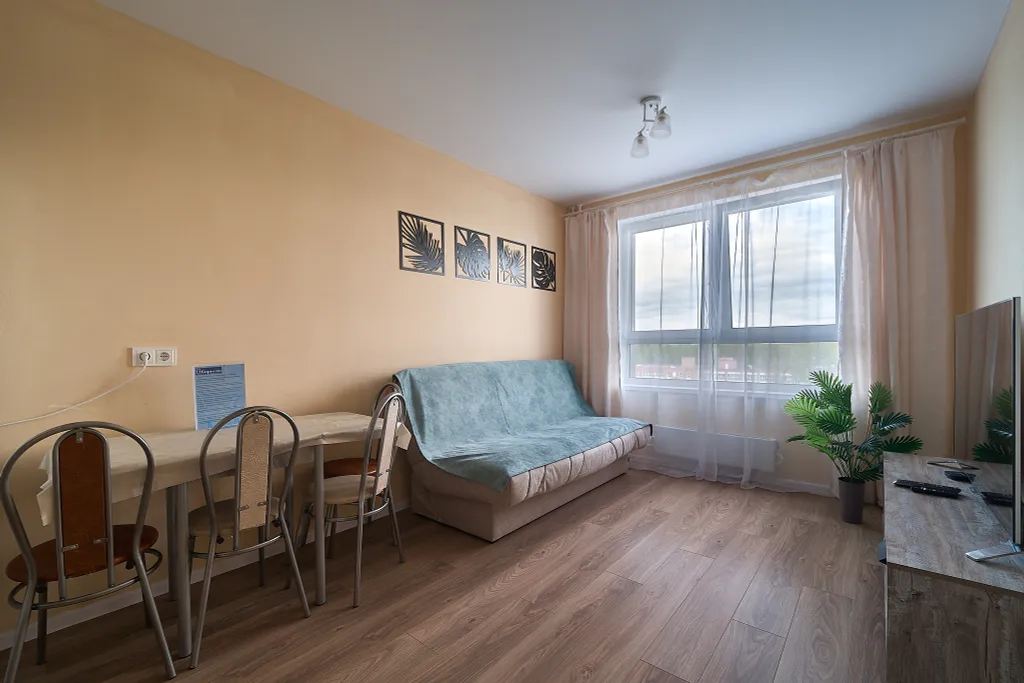 Уютная евродвушка с кроватью и диваном