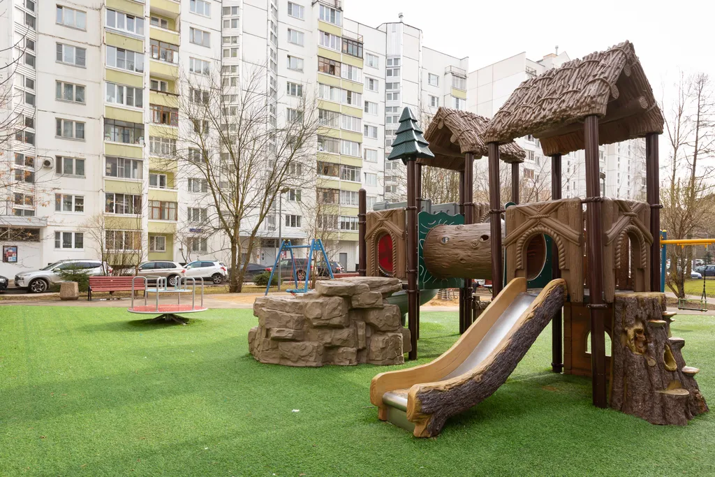 Рядом живописный пруд для зимних прогулок