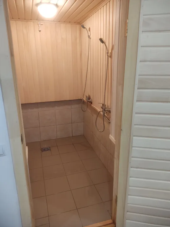 Дом у пруда, баня.