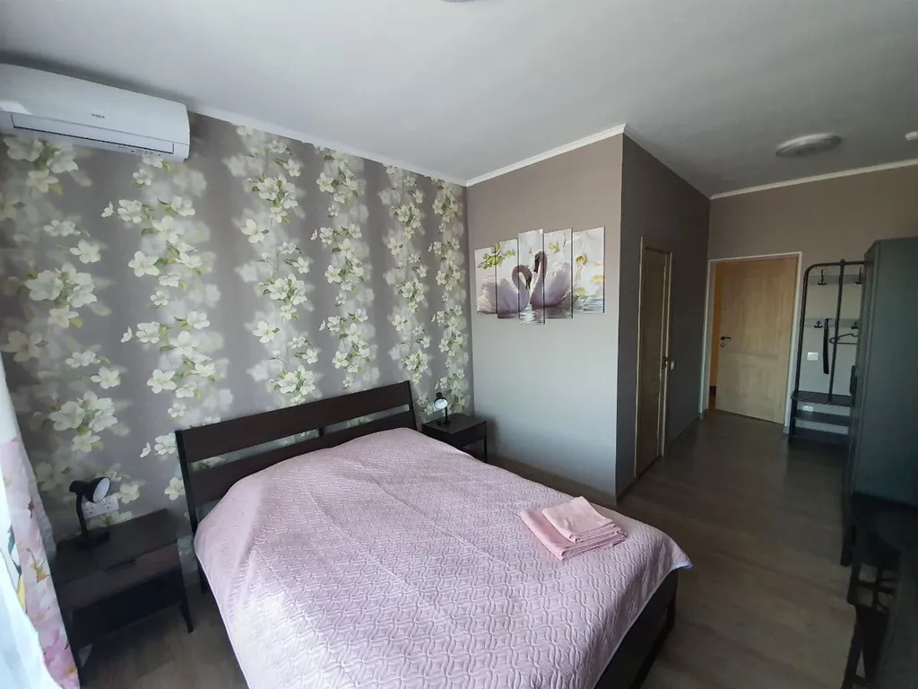 Двухместный номер Стандарт с панорамными окнами и выходом на балкон