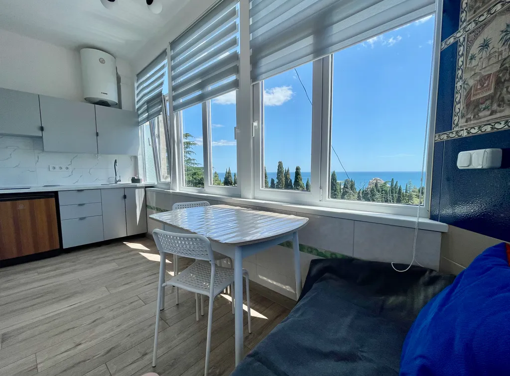 Двухкомнатная квартира с видом, рядом с морем