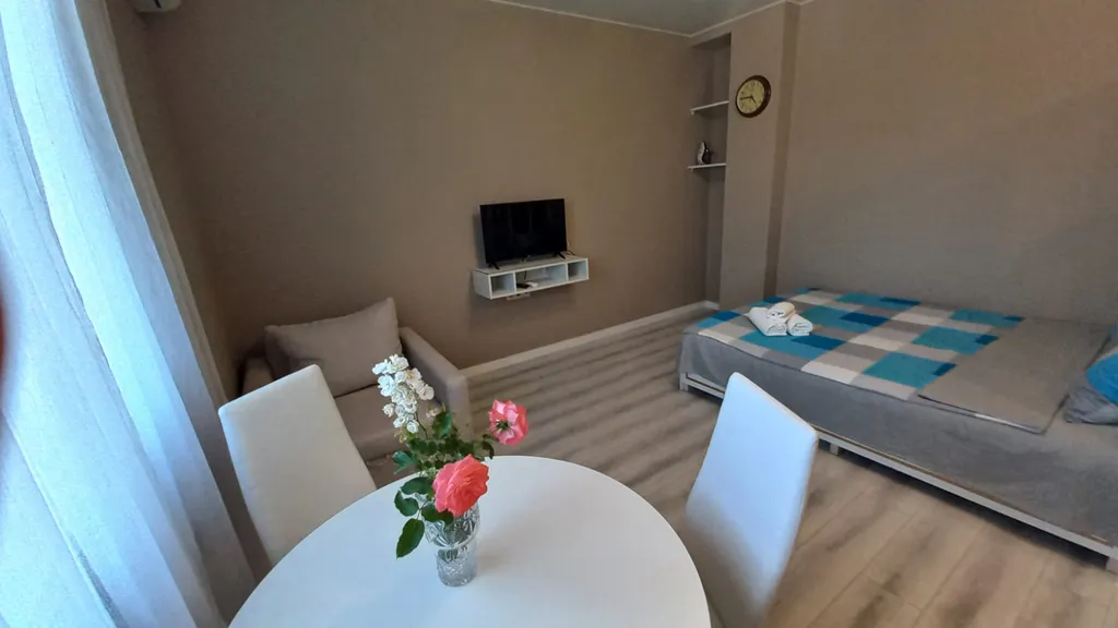 Комната студия в частном доме со своим двором