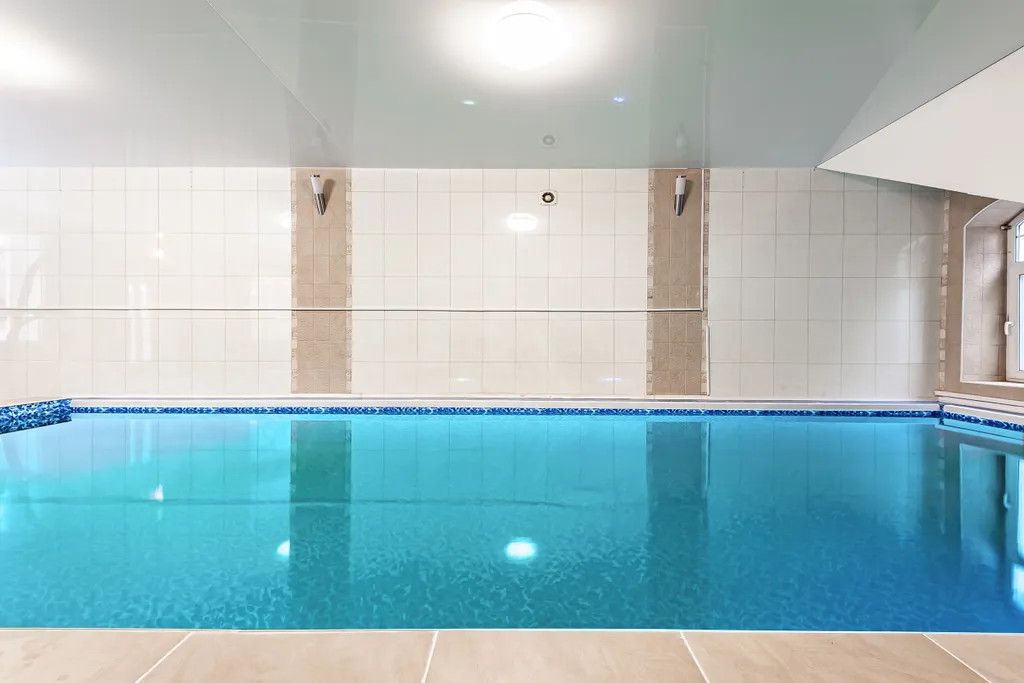 Коттедж с бассейном и сауной