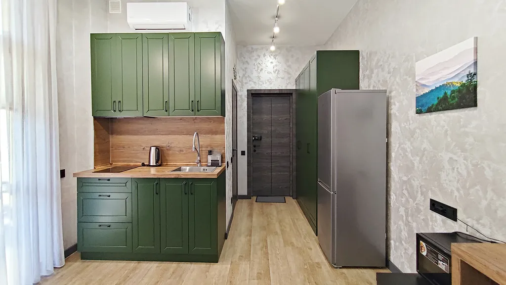 Уютная студия, два балкона, ванна, вид на горы, центр, все для отдыха