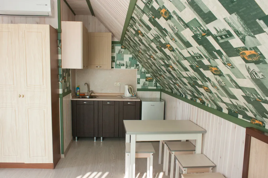 Номер кухонным уголком, просторной террасой и видом на море