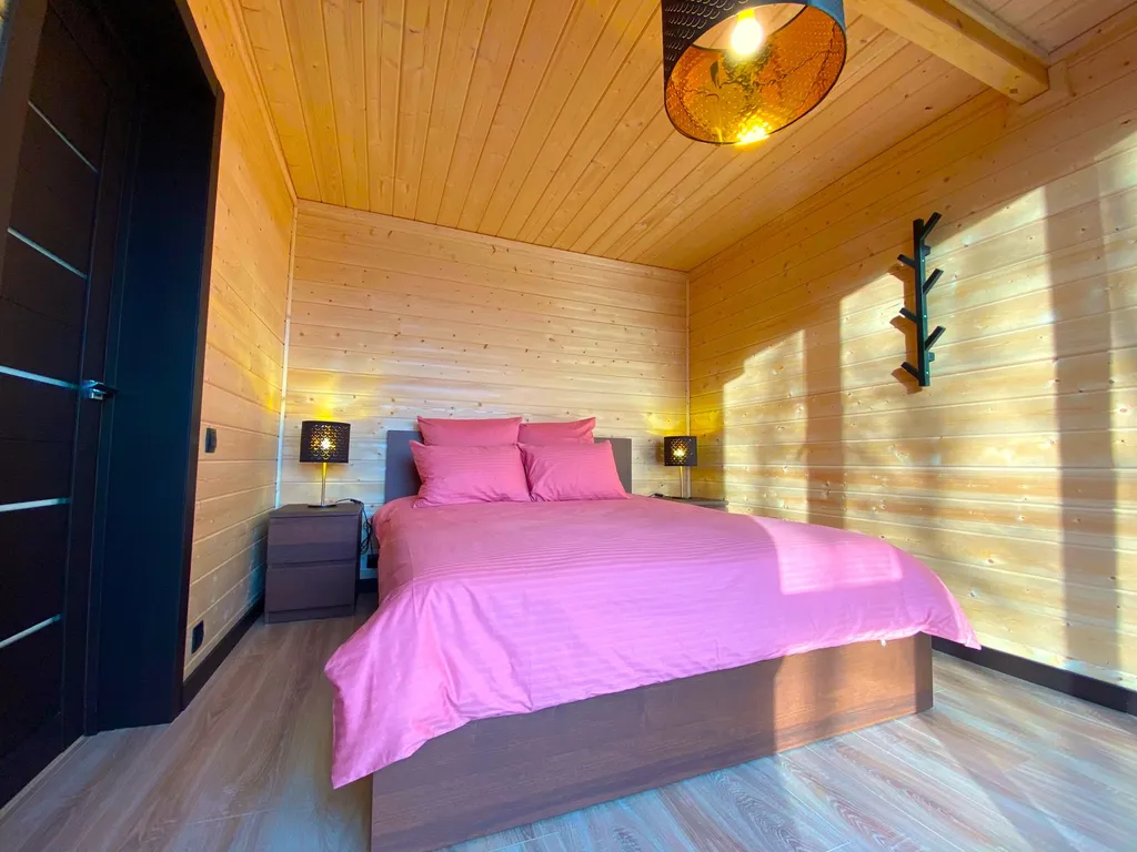 Дом Благодать у пруда с панорамными окнами