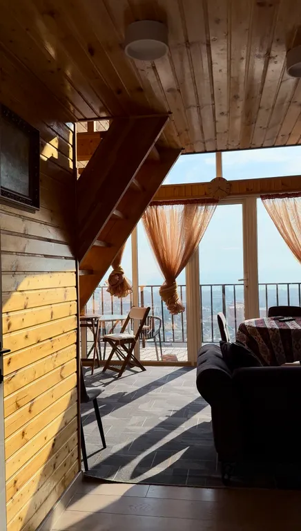 A-frame домик с панорамным видом на город