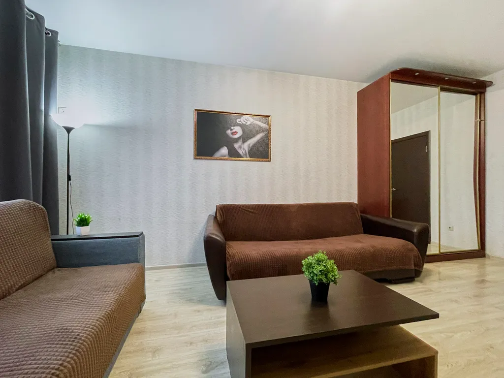 Шикарная 2-комнатная квартира с раздельными комнатами и балконом