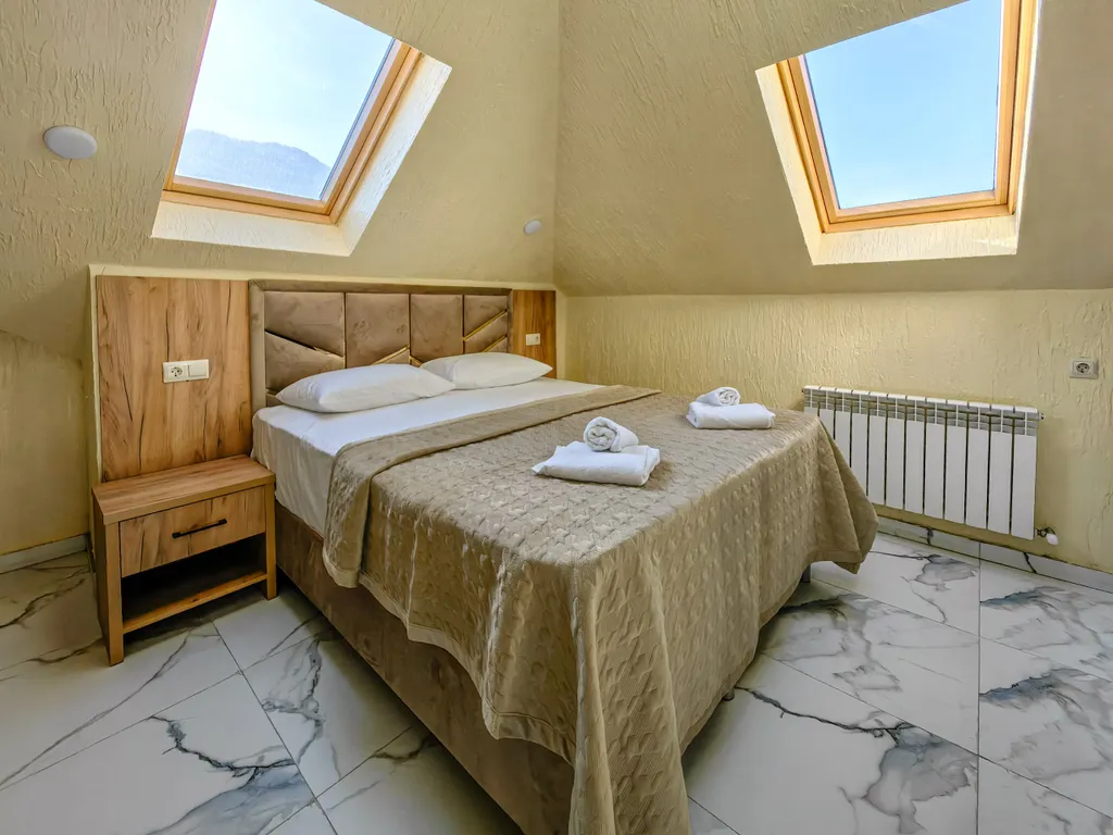 Светлая студия на мансардном этаже с видом на горы