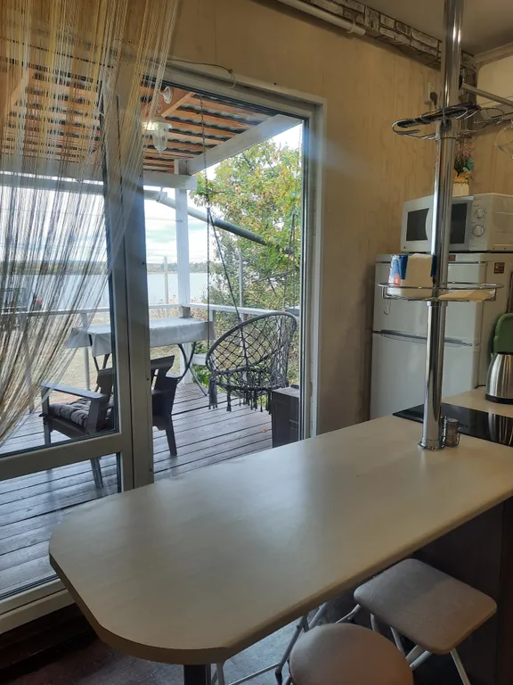 Домик на берегу Волги, на опушке леса