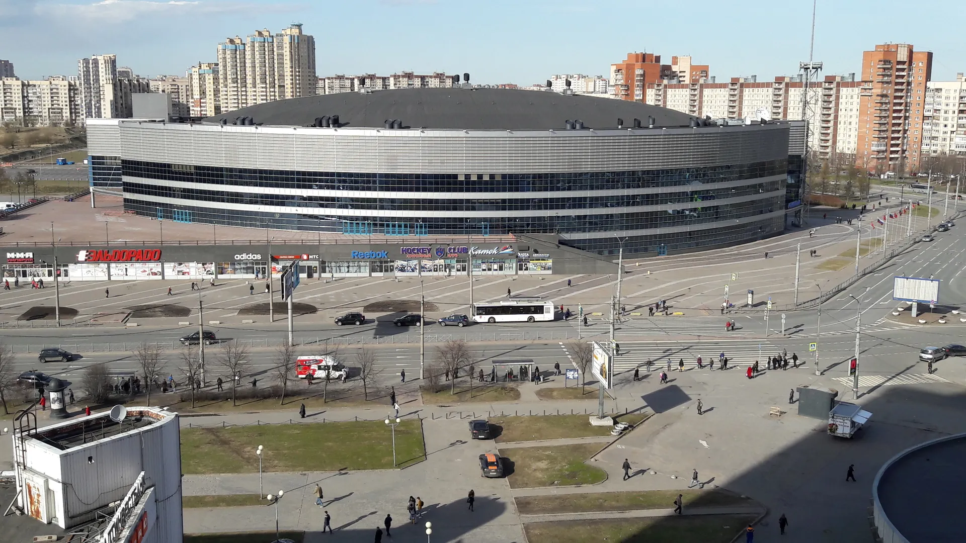 Ледовый дворец через дорогу.