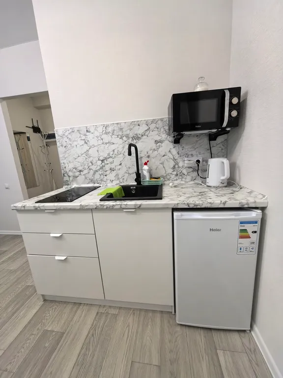 Студия с видом на город