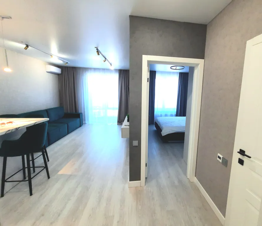 Смотровая квартира с панорамным видом на город с диваном и кроватью