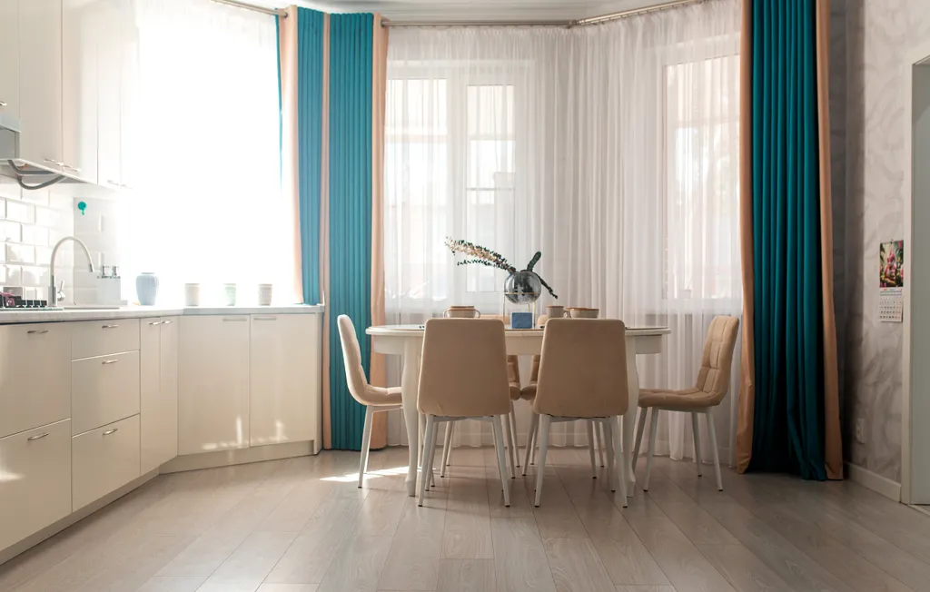 Дом Кантри со своим двором и парковкой