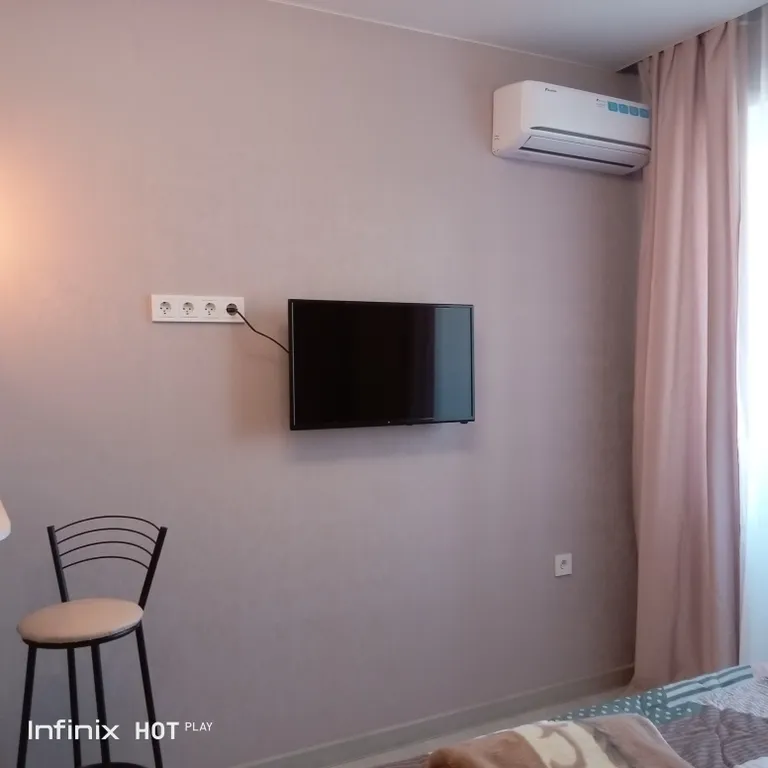 Студия с видом на горы и новороссийский порт