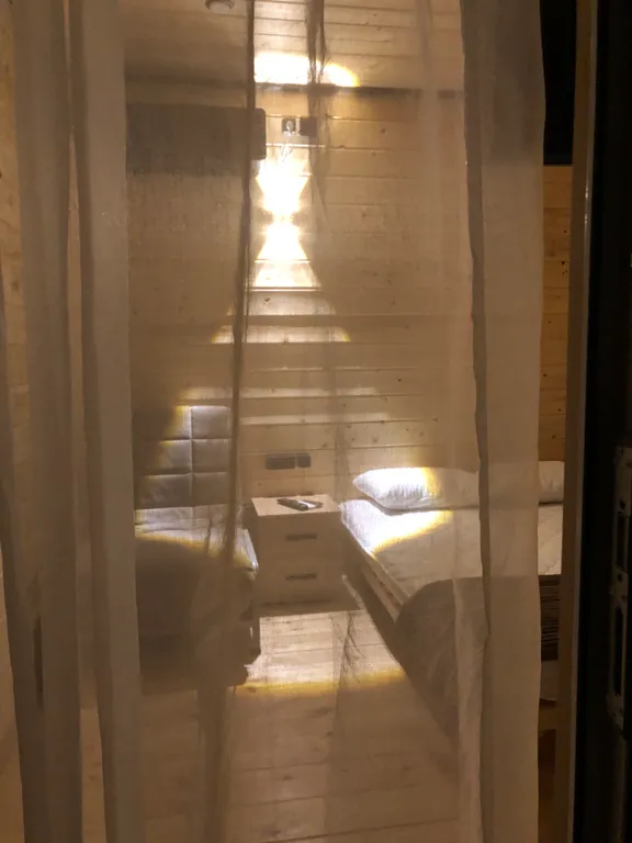 Уютный номер в новом домике в саду (левая сторона)