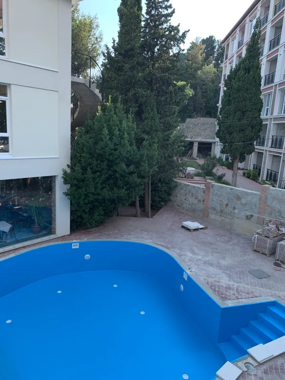 Студия с видом на море диваном и балконом