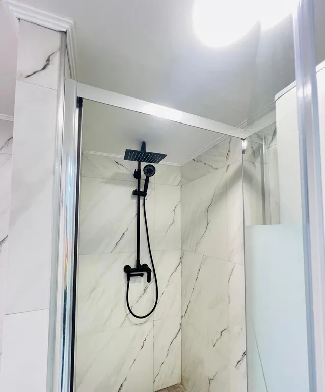 Двухуровневая студия с балконом и видом на бассейн