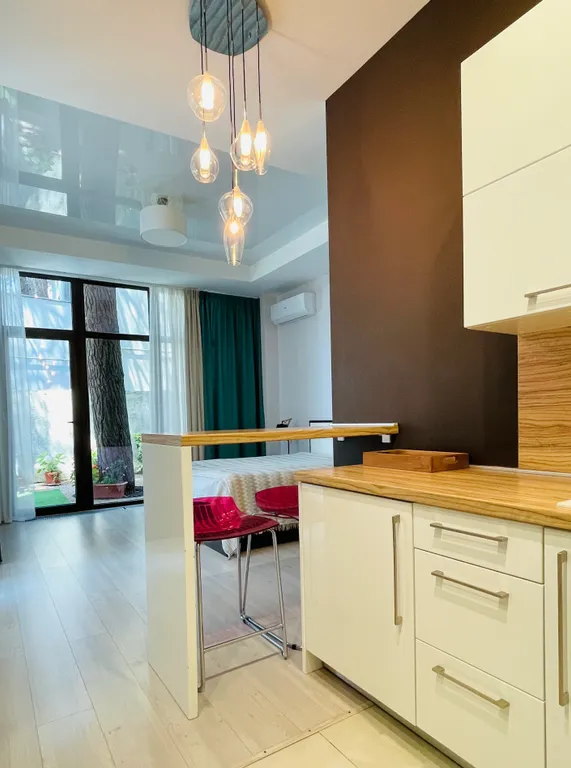 Апартаменты с террасой в тени вековых кедров с видом на море