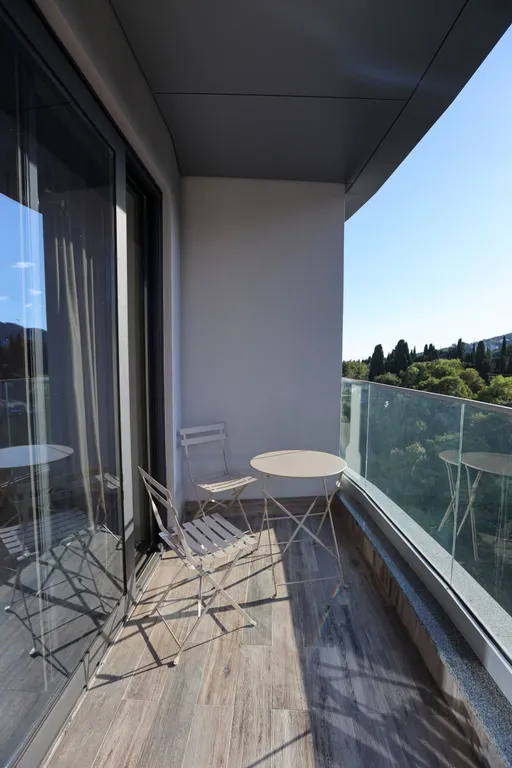 Новая квартира с просторной терассой и прекрасным видом на горы